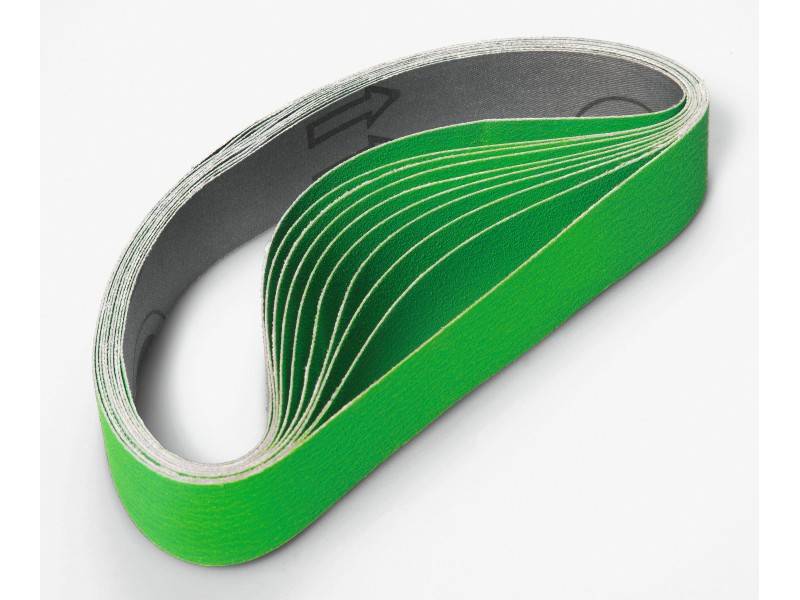 Bandes de papier de verre vert disposées en spirale sur un fond blanc.