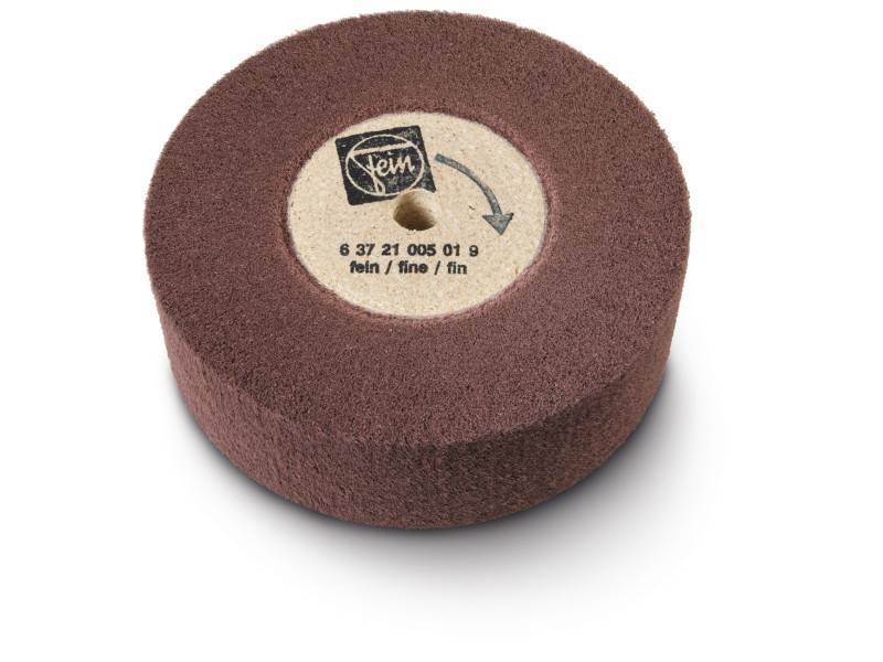 Disque abrasif rond avec un trou central, surface de ponçage brune et l'inscription 'fein/fine/fin'.