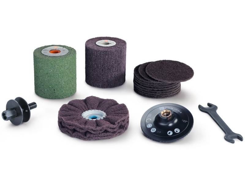 Ensemble d'outils comprenant des rouleaux de meulage, des disques de polissage, un support de disque et une clé à molette. Adapté pour les travaux de meulage et de polissage.