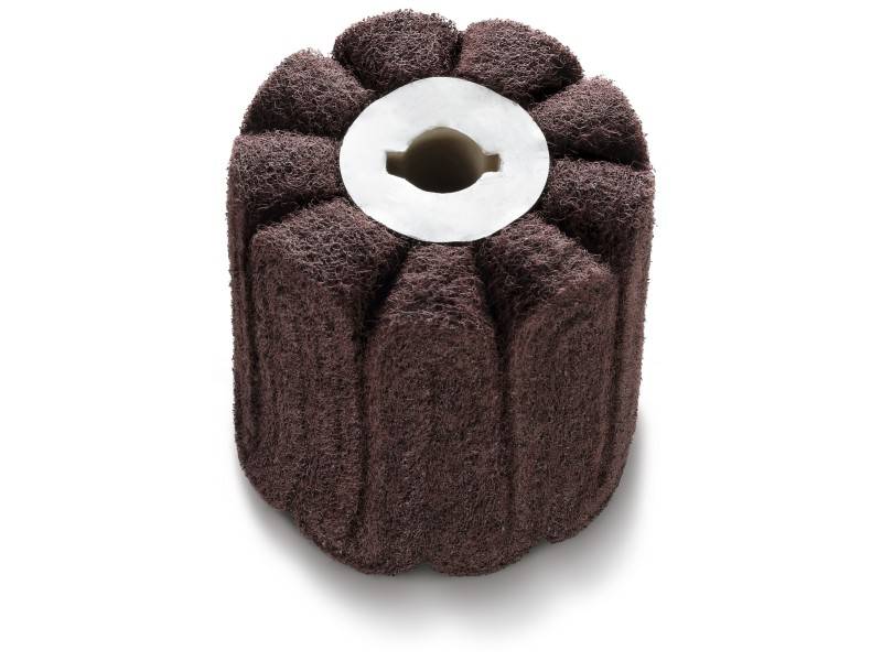 Disque abrasif marron en forme de fleur cylindrique avec noyau métallique, utilisé pour polir ou poncer des surfaces.