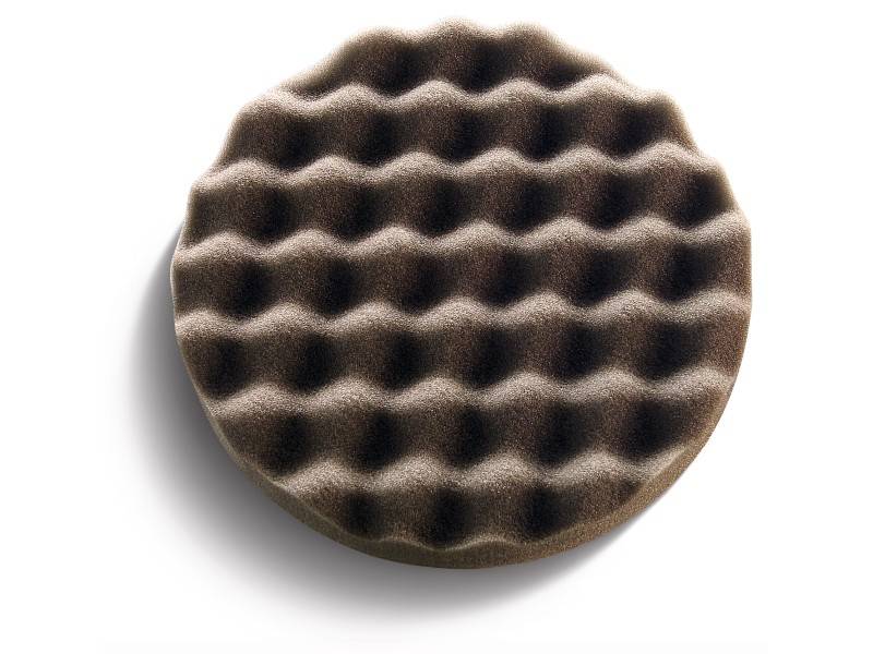 Mousse marron, ronde, à surface ondulée, sur fond blanc. Adapté pour l'isolation acoustique ou le rembourrage.
