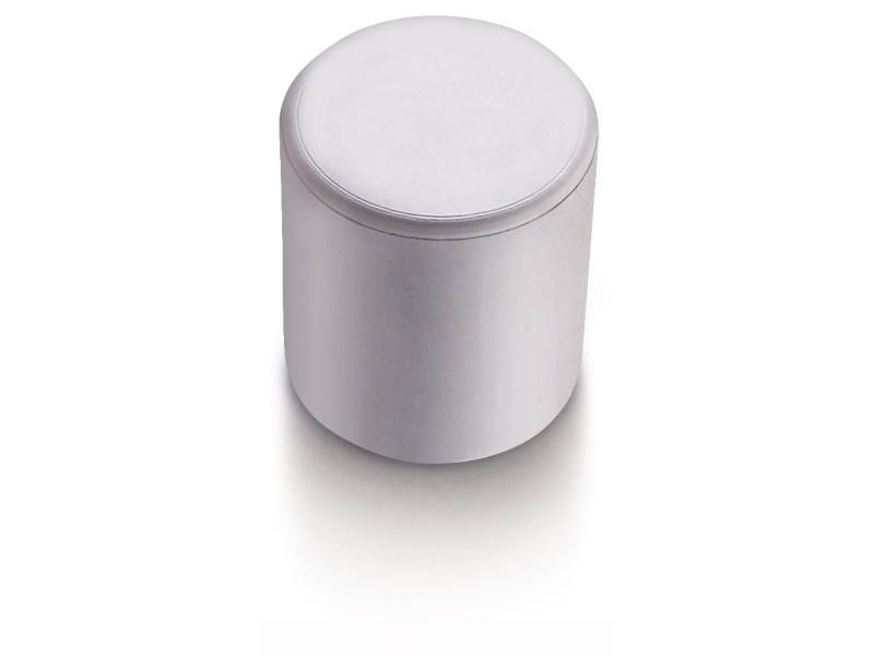 Objet cylindrique blanc sur fond blanc.