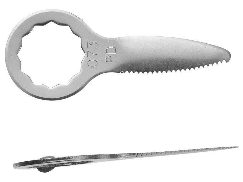 Outil multifonction métallique avec une lame dentelée et un anneau cranté ouvert à une extrémité.