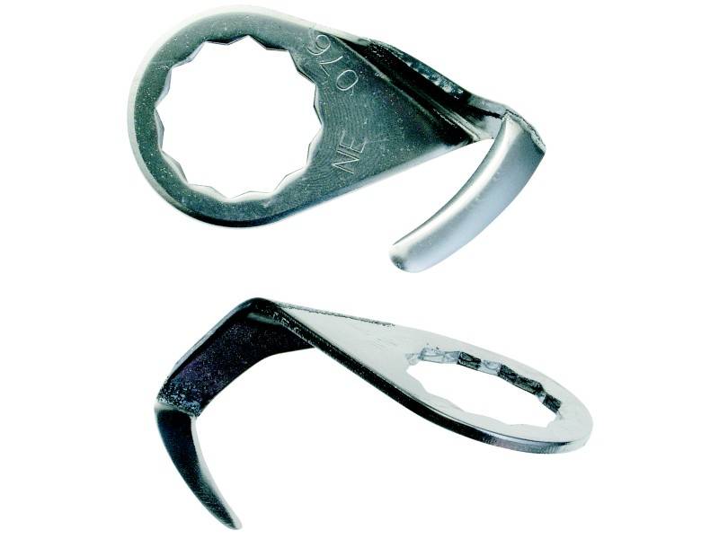 Deux ouvre-bouteilles en argent avec des bagues intérieures dentelées, conçus pour l'ouverture de bouteilles.
