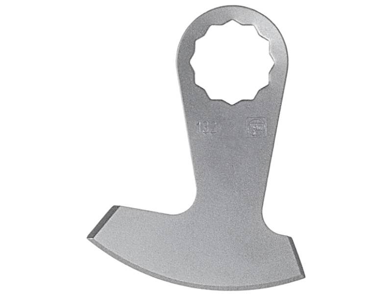 Outil de coupe métallique à forme inhabituelle avec un bord ondulé et une ouverture circulaire dentelée en haut.
