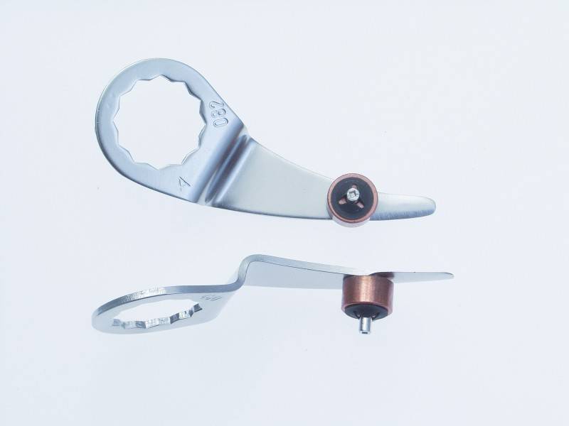 Deux composants métalliques de bicyclette avec des éléments de roue dentée et de disque, probablement partie d'un système mécanique ou d'un outil.