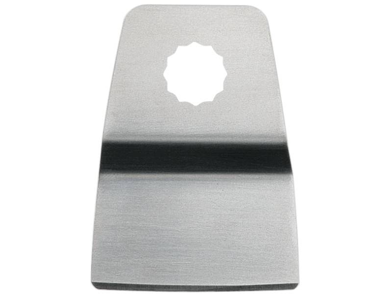 Un morceau de métal argenté, rectangulaire, aux coins arrondis, avec un trou circulaire dentelé au centre.