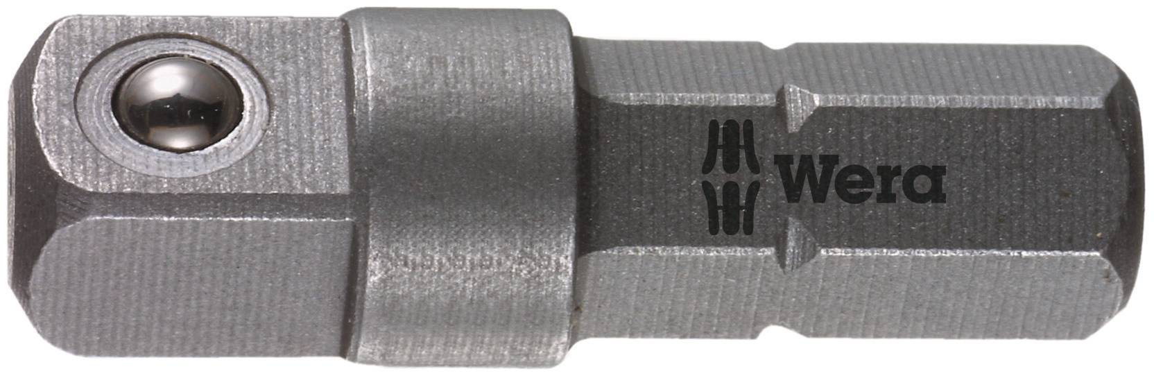 Adaptateur métallique avec logo Wera, conçu pour connecter différents outils. De forme cylindrique avec une boule à l'extrémité pour une fixation sécurisée.