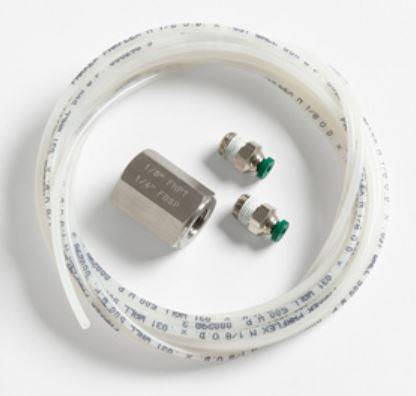 Un ensemble composé d'un cylindre métallique et de deux petites valves vertes à côté d'un tuyau en plastique enroulé, sur un fond blanc.