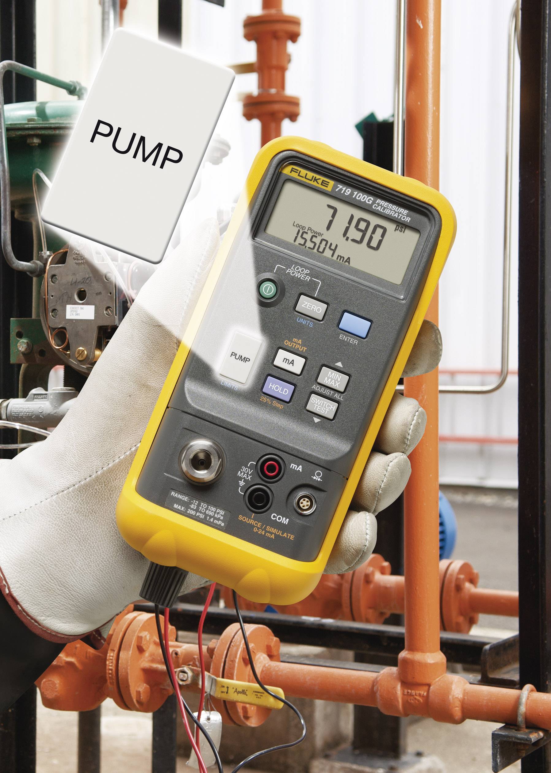 Un calibrateur numérique mesurant 7,190 et 15504 mA est tenu par une personne portant des gants de protection. Arrière-plan : tuyaux et vannes.