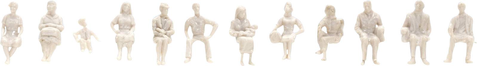 Onze petites figurines blanches sont assises dans différentes poses, certaines tenant des livres ou des enfants. Les figurines sont stylisées et anonymes.
