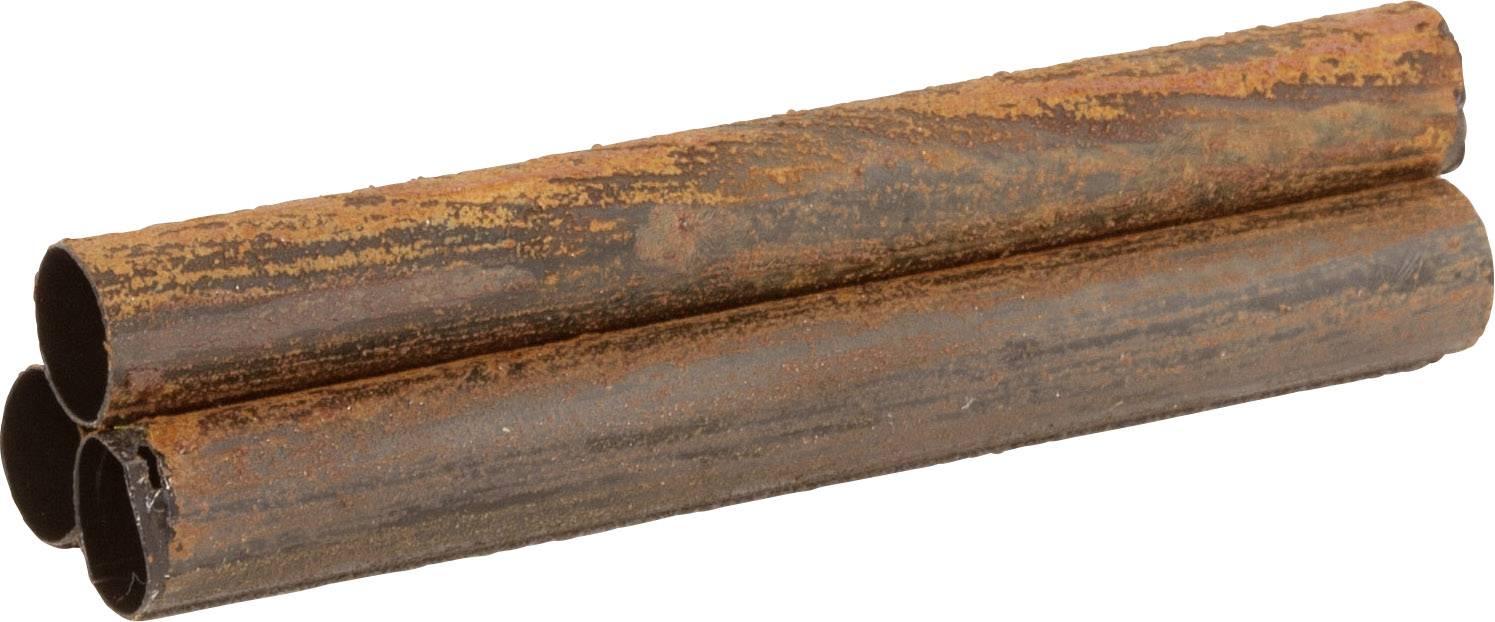 Trois tuyaux métalliques rouillés disposés côte à côte.