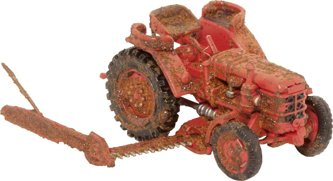 Un petit modèle de tracteur jouet rouillé de couleur rouge avec une faucille attachée, représenté sur un fond blanc.