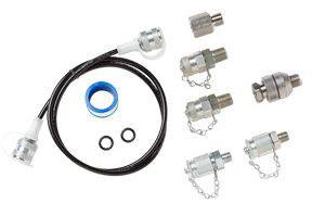 Un ensemble comprenant sept raccords métalliques différents, un câble noir, deux joints en caoutchouc et un rouleau de ruban adhésif bleu.