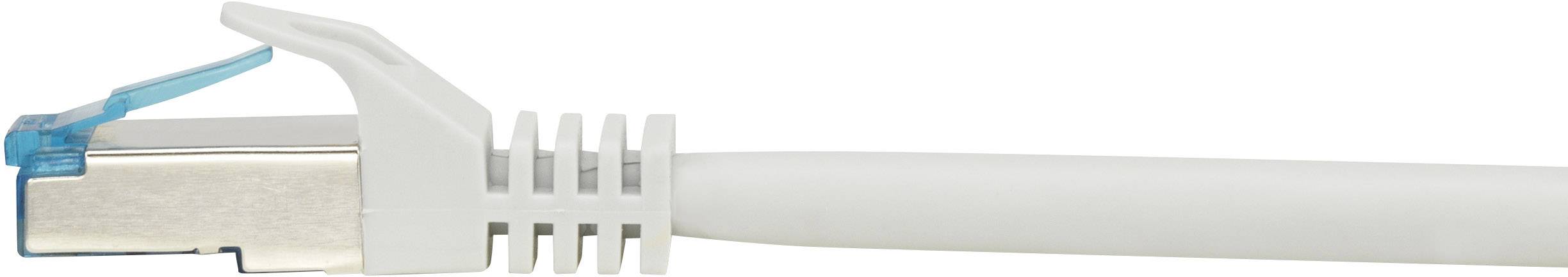 Un câble Ethernet blanc avec une fiche RJ45, photographié de côté.