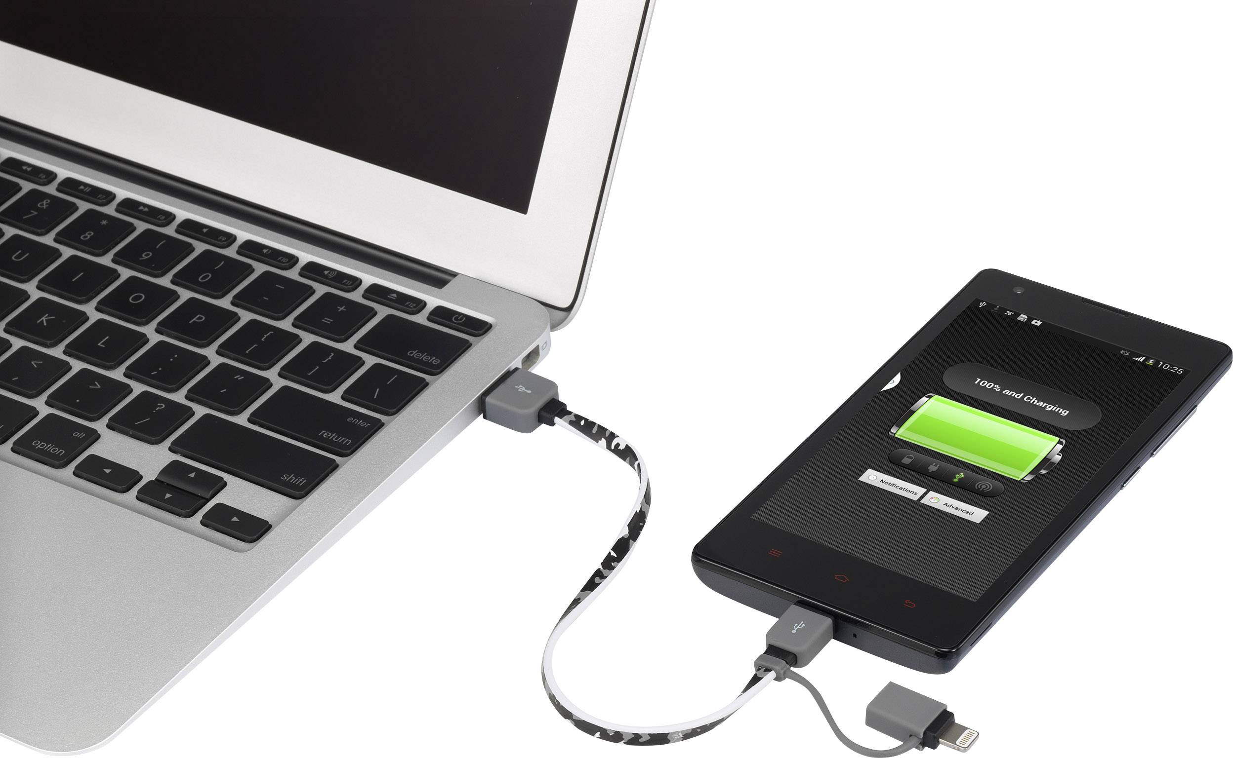 Un smartphone est connecté à un ordinateur portable via un câble et affiche un processus de charge. La barre de chargement est verte et presque pleine.