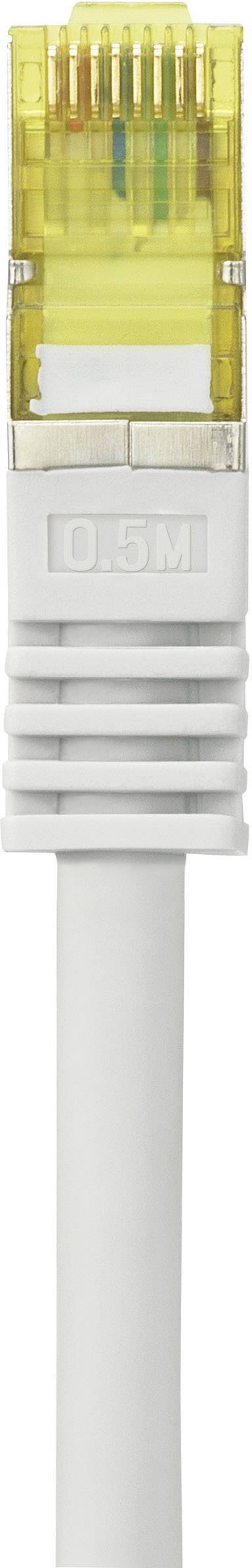 Un câble Ethernet blanc avec une prise jaune, utilisé pour la connexion réseau. Il mesure 0,5 mètre de long.
