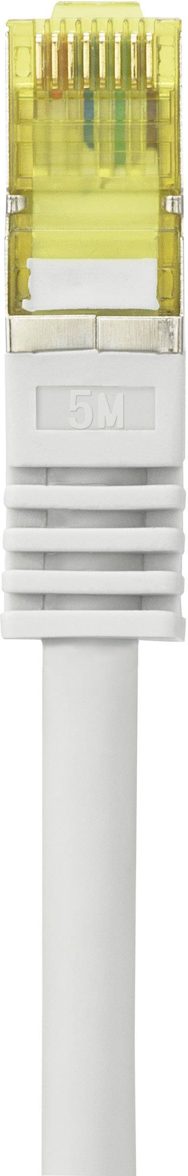 Gros plan d'un câble Ethernet blanc avec une prise jaune.
