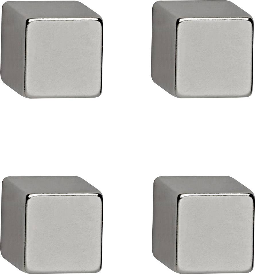Quatre aimants cubiques argentés et brillants disposés symétriquement sur un fond blanc, formant un carré.