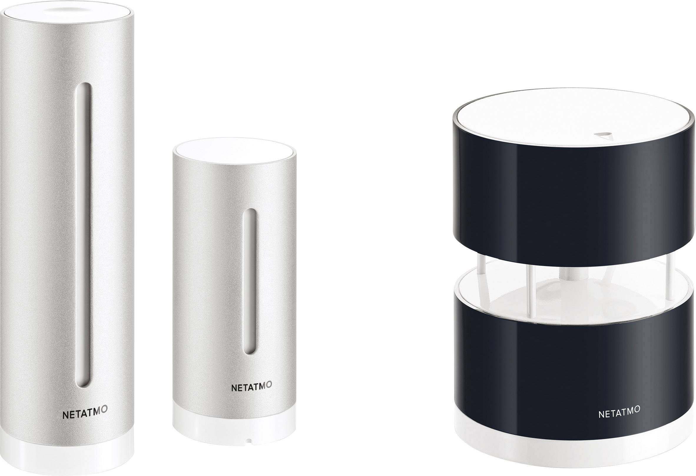 Deux stations météorologiques argentées et cylindriques de Netatmo à côté d'une unité de mesure du vent noire et ronde.