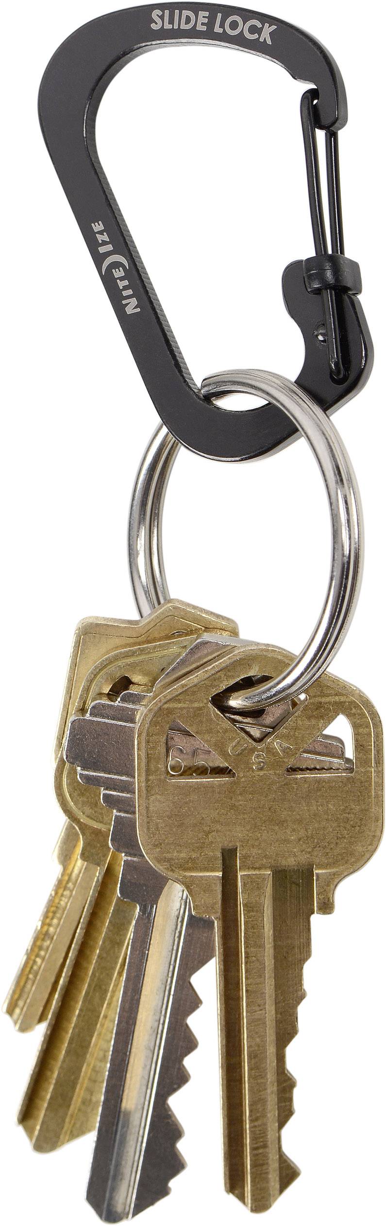 Un mousqueton portant l'inscription 'Slide Lock', sur lequel sont suspendus plusieurs clés dorées de maison.