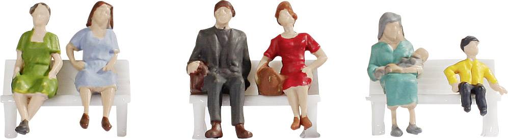 Six figurines miniatures colorées sur des bancs dans différentes poses ; une femme avec un bébé en vert, un homme en noir avec une femme en rouge.