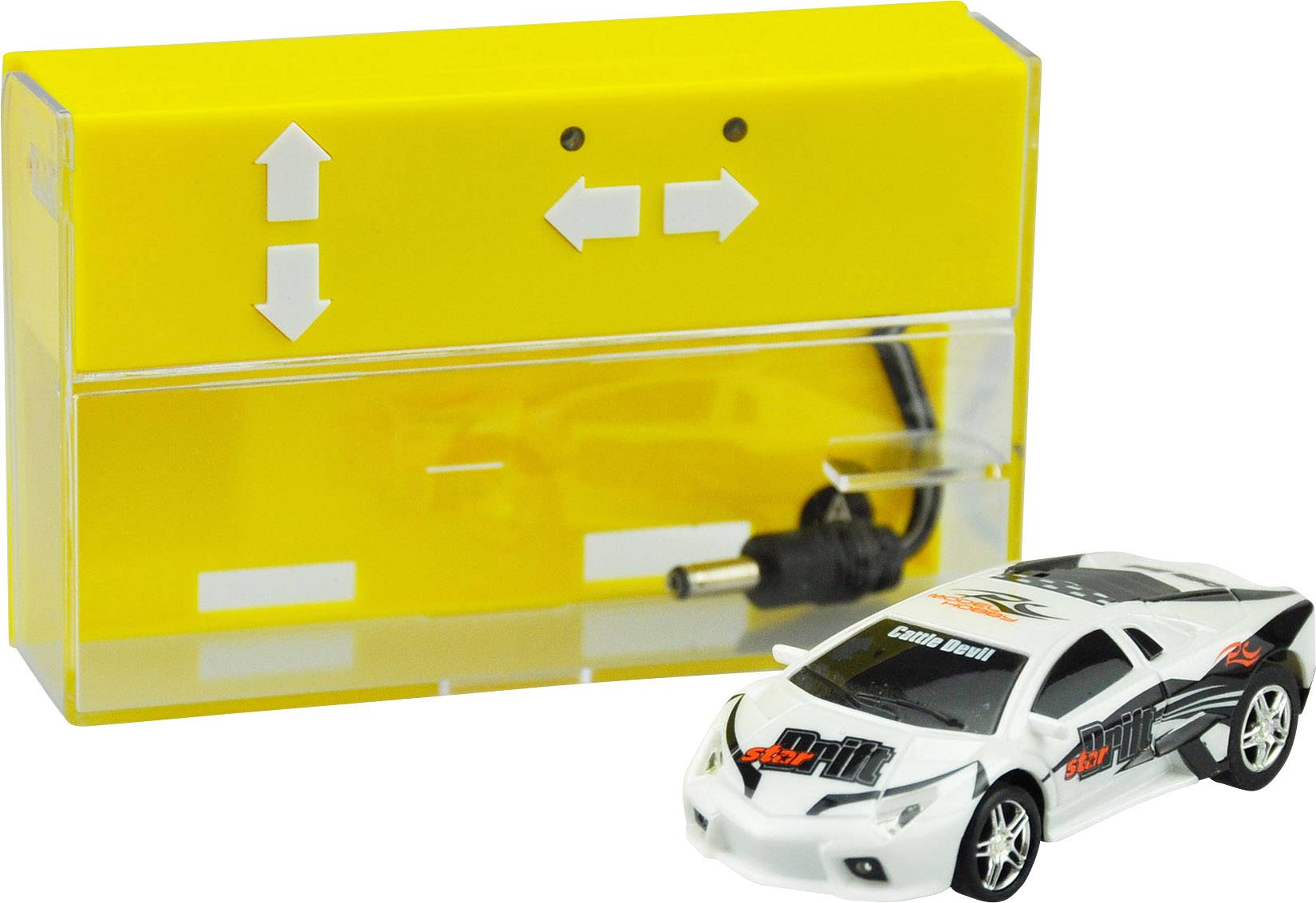 'Voiture jouet avec des bandes de course noires à côté d'une boîte jaune avec des flèches pointant vers le bas et vers le haut.'