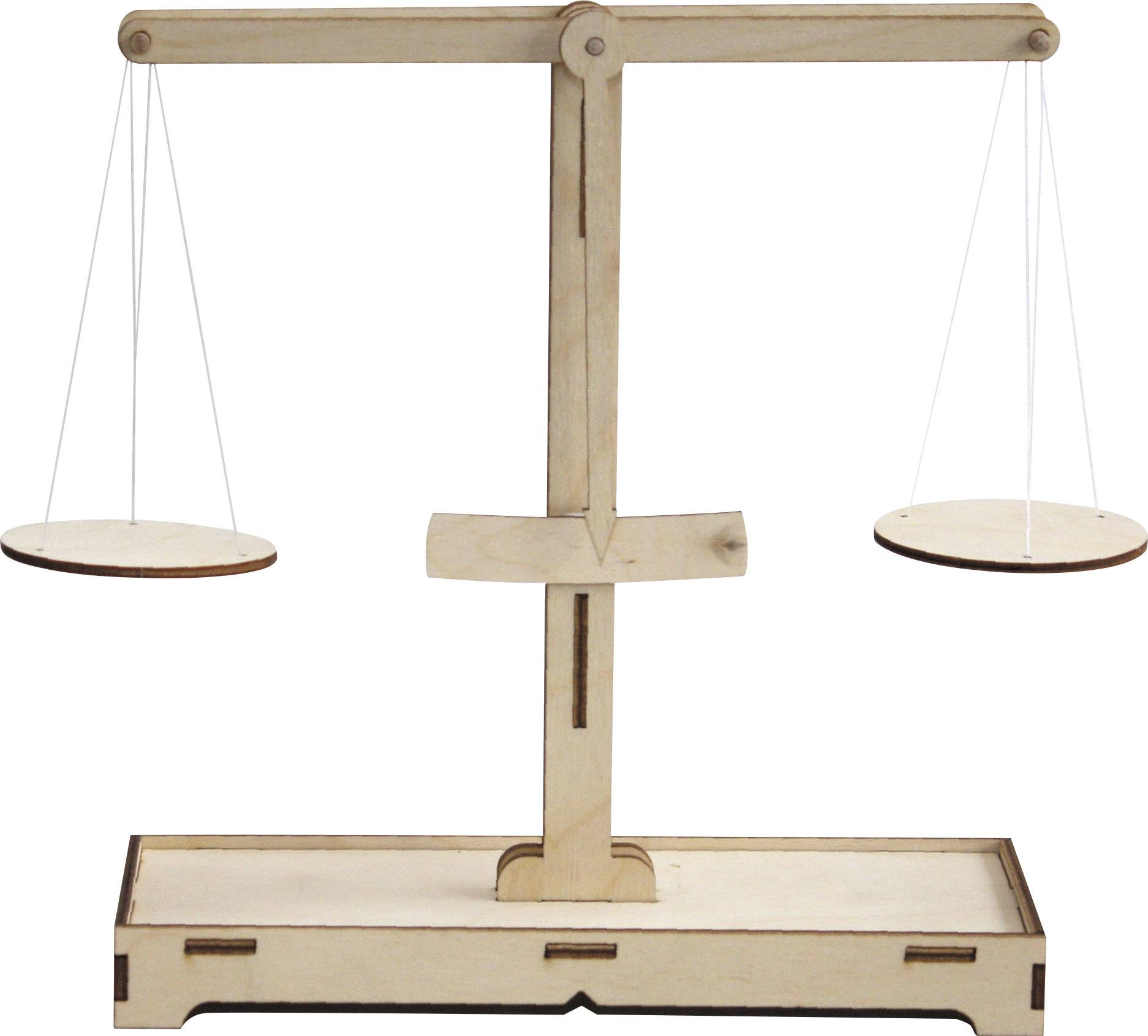 Une balance en bois avec deux plateaux de même taille, parfaitement équilibrés.
