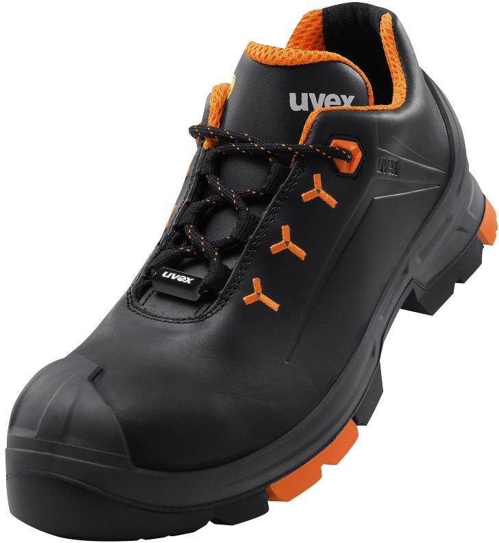 Chaussure de travail noire avec des accents orange et semelle antidérapante, adaptée aux environnements industriels.