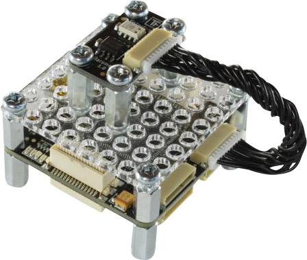 Une petite pile électronique de circuits imprimés avec plusieurs connecteurs, câbles et vis visibles, probablement un module ou un capteur.