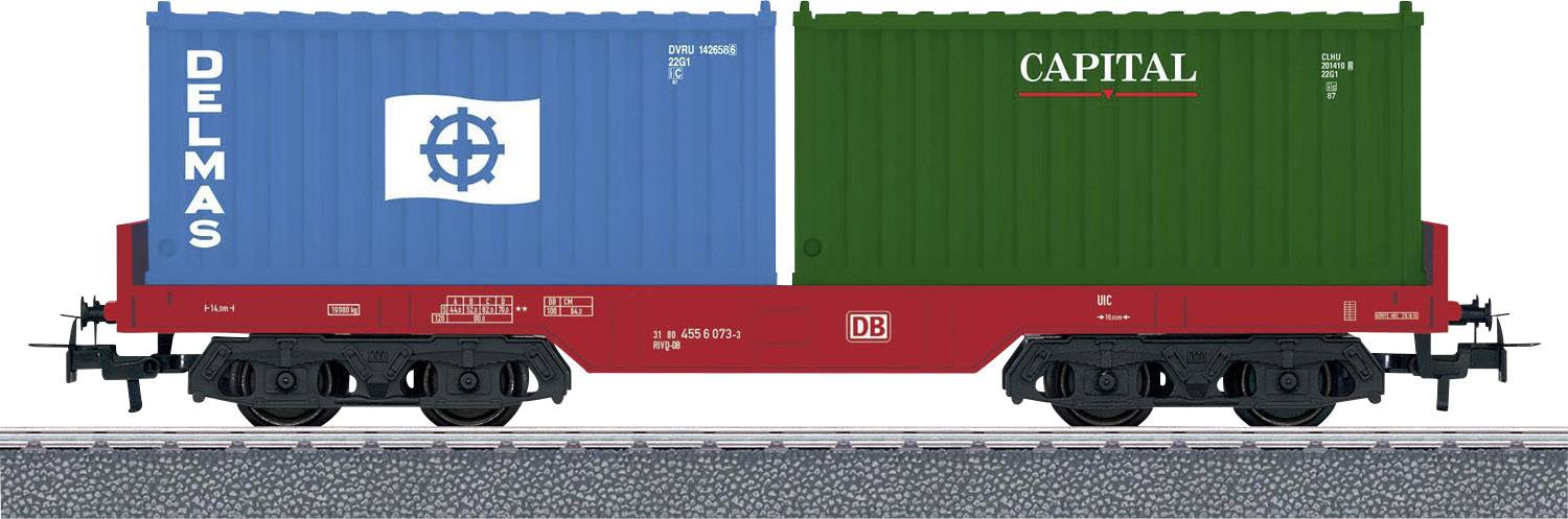 Un wagon de marchandises rouge transporte deux conteneurs, l'un bleu portant l'inscription 'DELMA' et l'autre vert portant l'inscription 'CAPITAL', sur une voie ferrée.