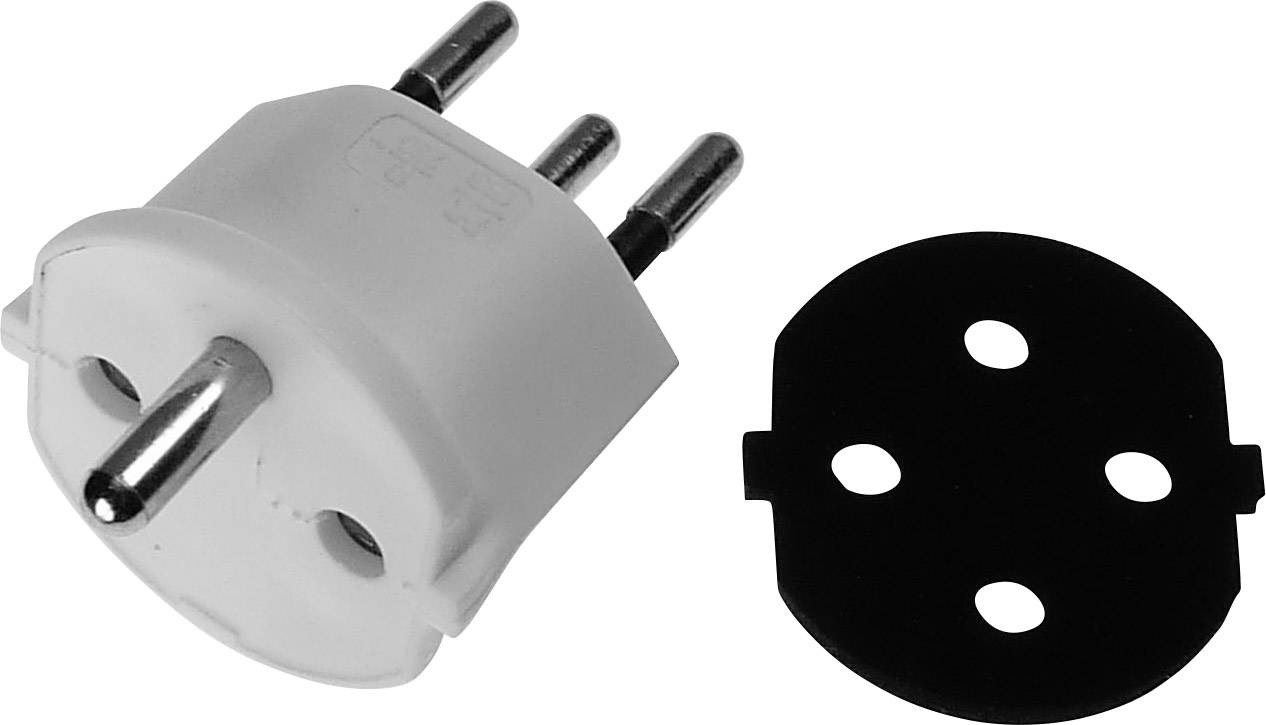 Un adaptateur européen blanc à trois broches, situé à côté d'un capuchon noir à quatre trous, tous deux posés sur une surface blanche.