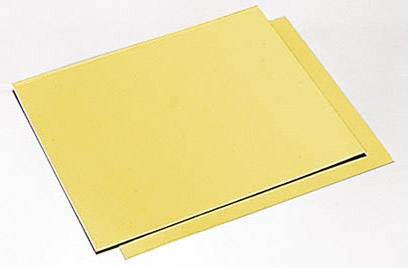 Deux feuilles jaunes superposées sur une surface claire.