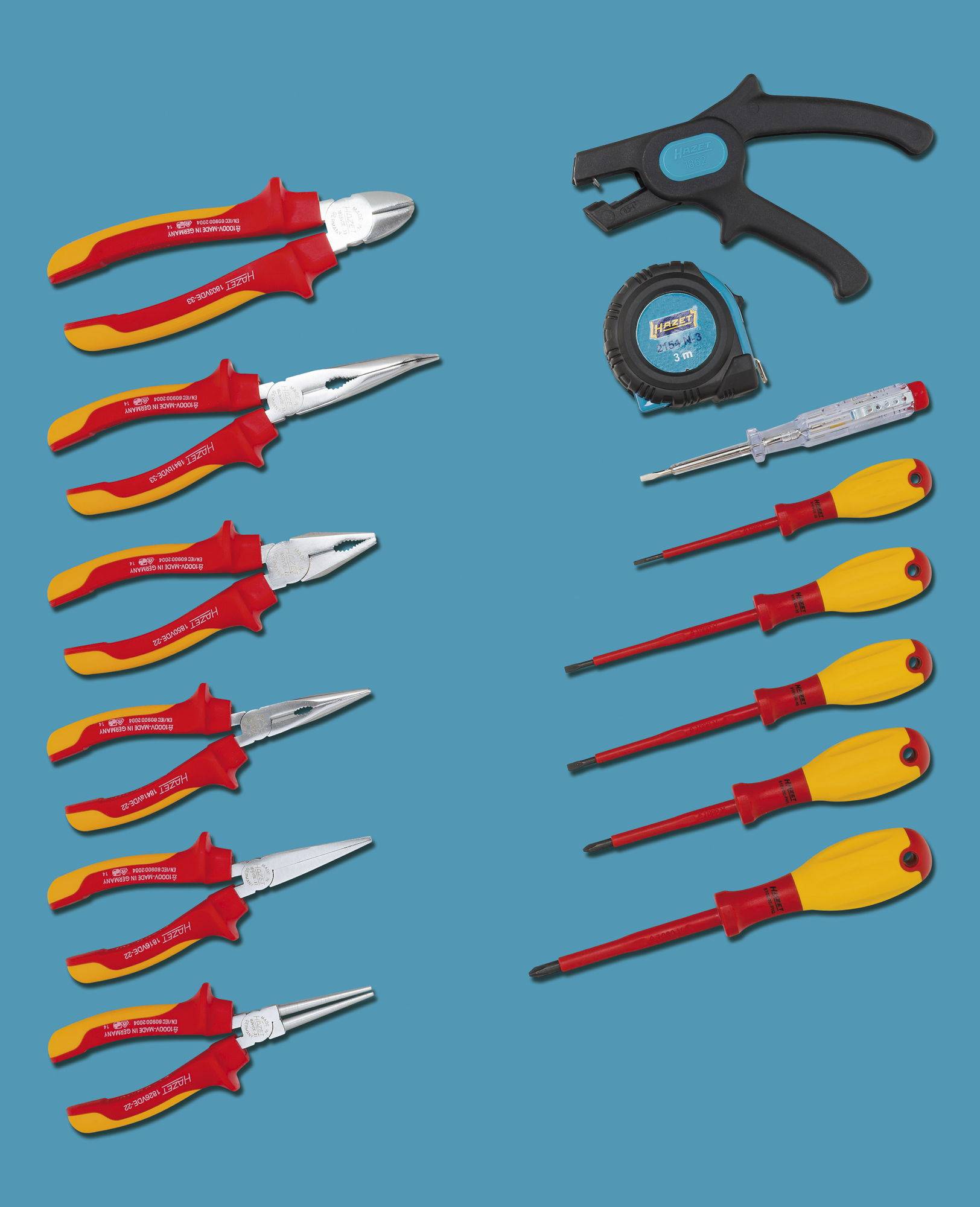 Un ensemble d'outils manuels : neuf pinces avec des poignées rouges, six tournevis, un mètre ruban et un coupe-câbles noir.
