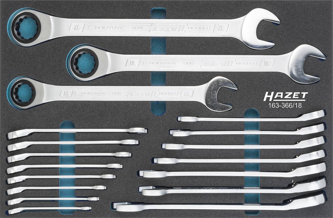 Ein Set von Metall-Schraubenschlüsseln in einer Schaumgummiauflage, das verschiedene Größen von Ringschlüsseln zeigt. Markenname 'Hazet' erkennbar.