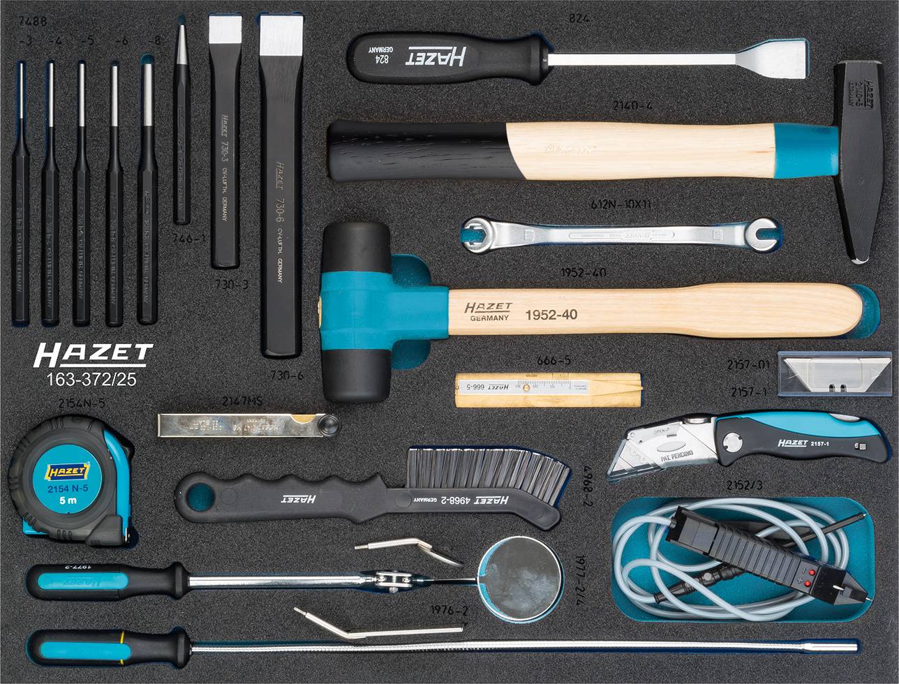 Boîte à outils contenant des outils triés tels que tournevis, marteau, pince et mètre ruban. Logo de la marque 'Hazet' visible.