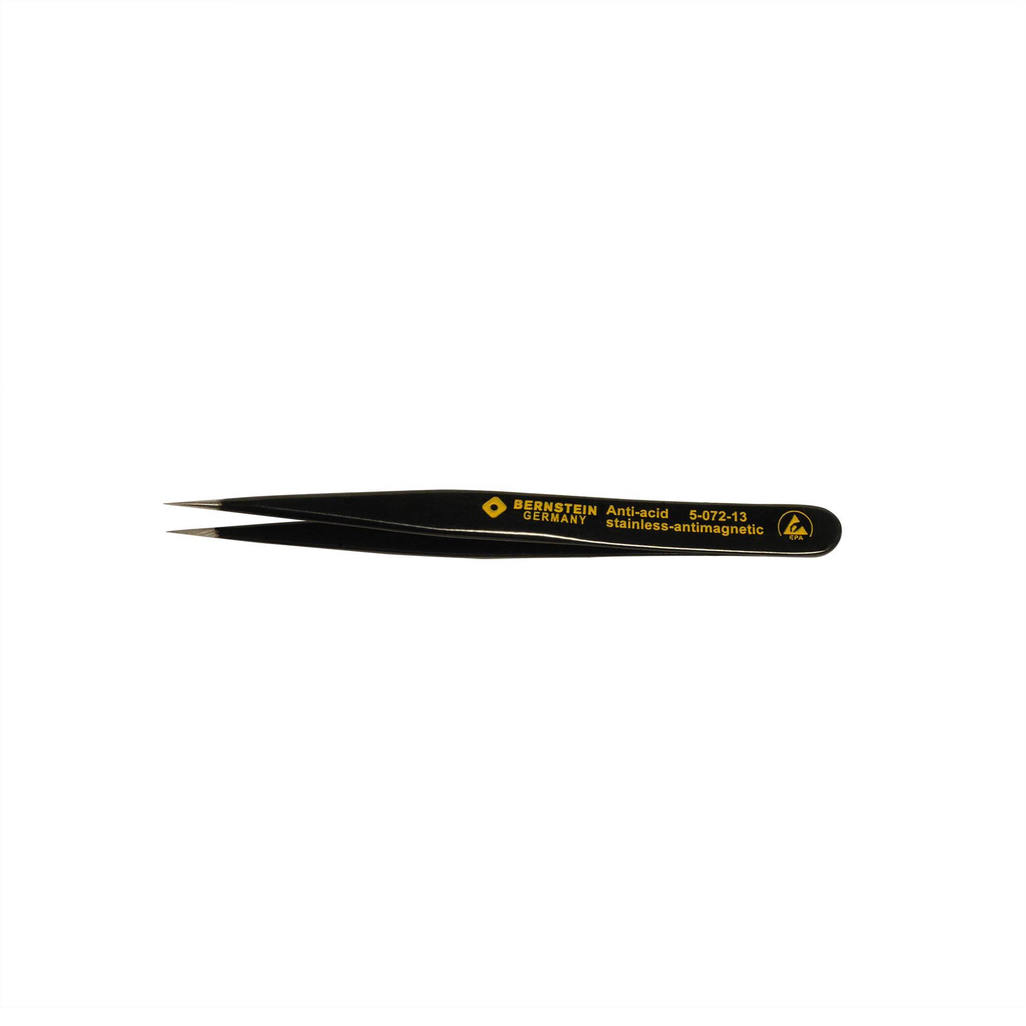 Pince à épiler noire en acier inoxydable, antimagnetique, avec des pointes fines et un lettrage jaune sur la poignée.