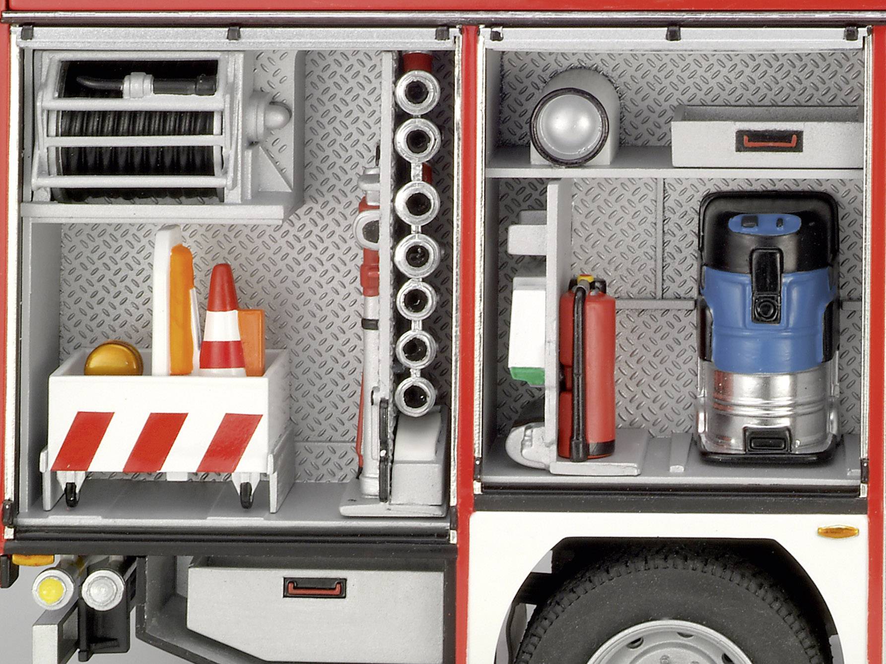 Vue latérale d'un camion de pompiers ouvert. Des outils tels que des tuyaux, des cônes de signalisation et un extincteur sont visibles.