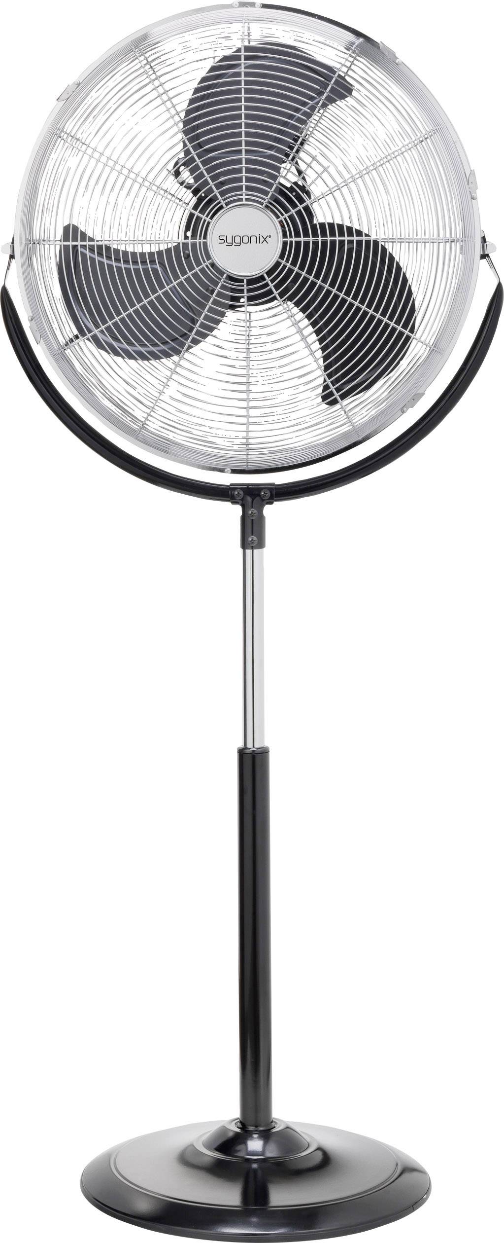 Un grand ventilateur sur pied noir avec des grilles de protection rondes et trois pales est placé sur un support réglable.