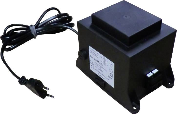 Un transformateur électrique noir avec un câble et une prise, avec une étiquette de données techniques sur un côté.