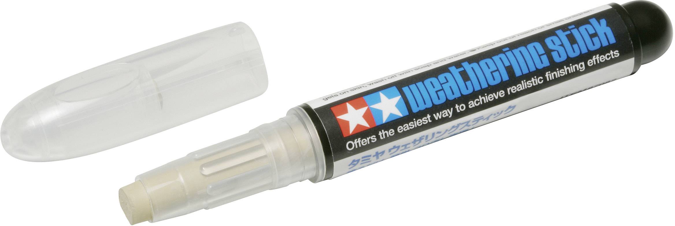 Un crayon de weathering noir avec son capuchon retiré, utilisé pour obtenir des effets de vieillissement réalistes sur des modèles et des surfaces.