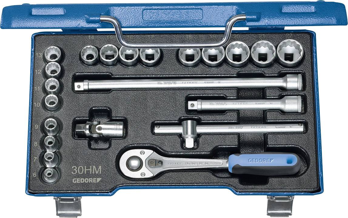 Une boîte à outils bleue contenant différentes clés à douille, une clé à cliquet et des rallonges. Les outils sont soigneusement rangés dans de la mousse.