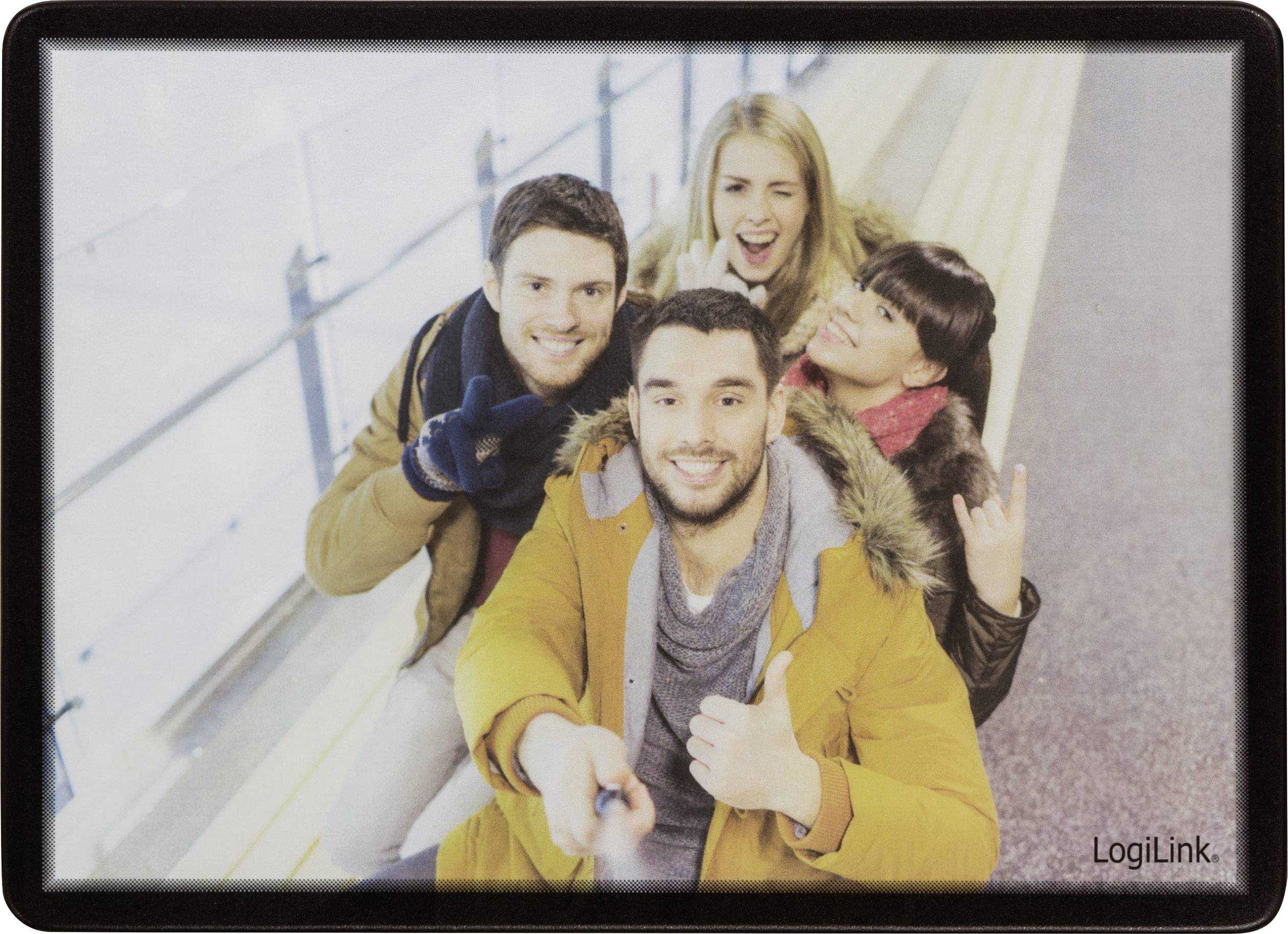 Quatre personnes joyeuses sont assises sur un escalier et prennent un selfie. Elles portent des vêtements chauds et rient face à la caméra.