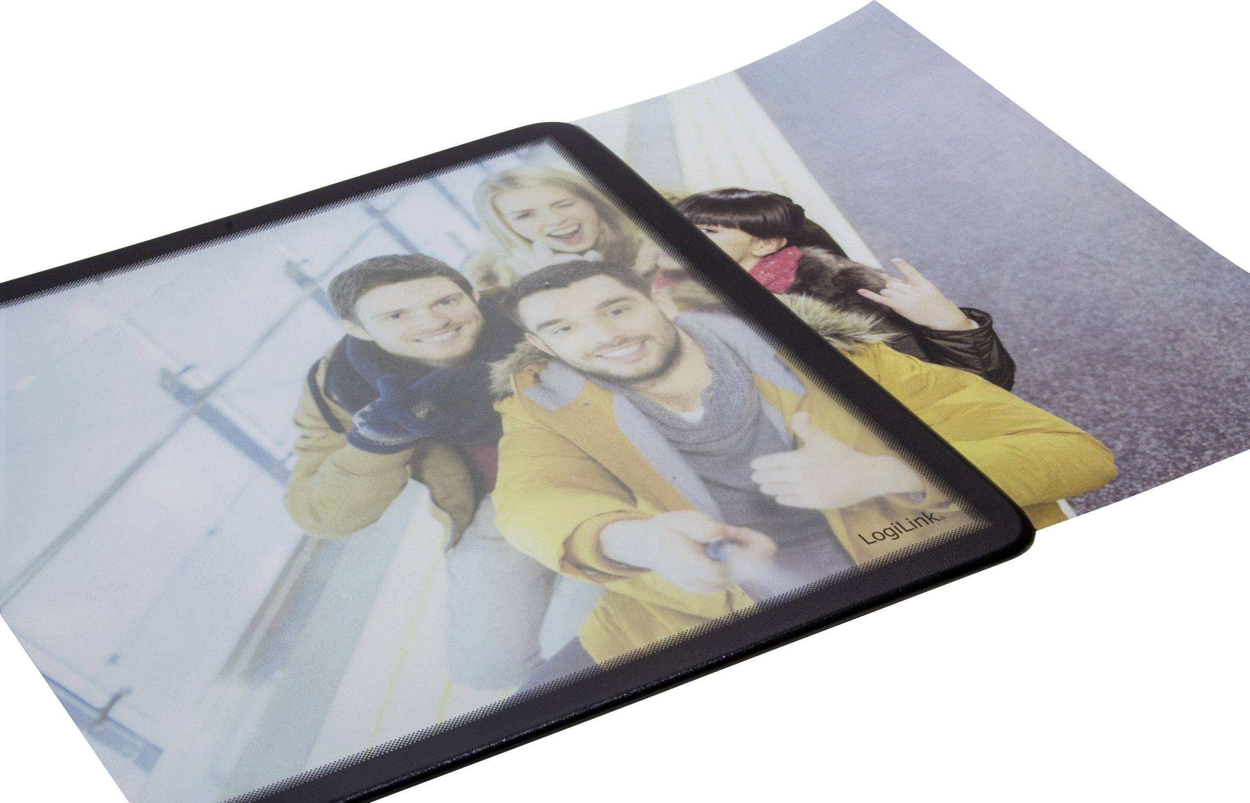 Quatre personnes prennent un selfie en posant joyeusement. L'image est placée sur du papier photo et dans une pochette transparente.