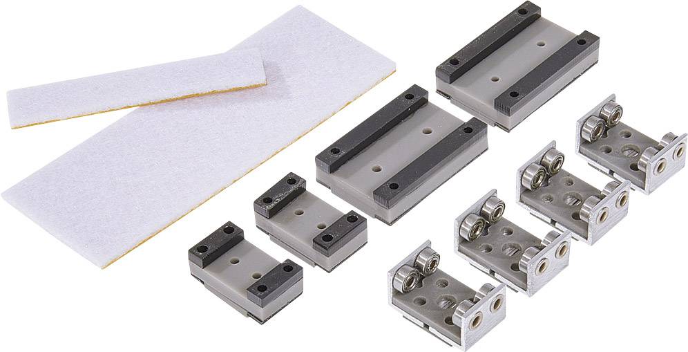 Différentes pièces mécaniques et bandes de feutre sur fond blanc.