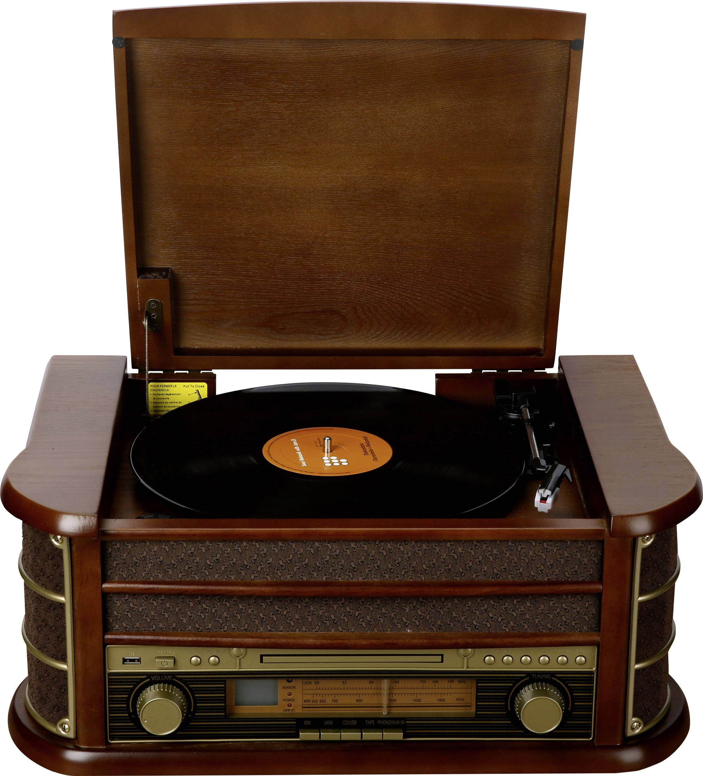 Un tourne-disque rétro avec le couvercle ouvert lit un disque vinyle. L'appareil présente un design en bois verni.