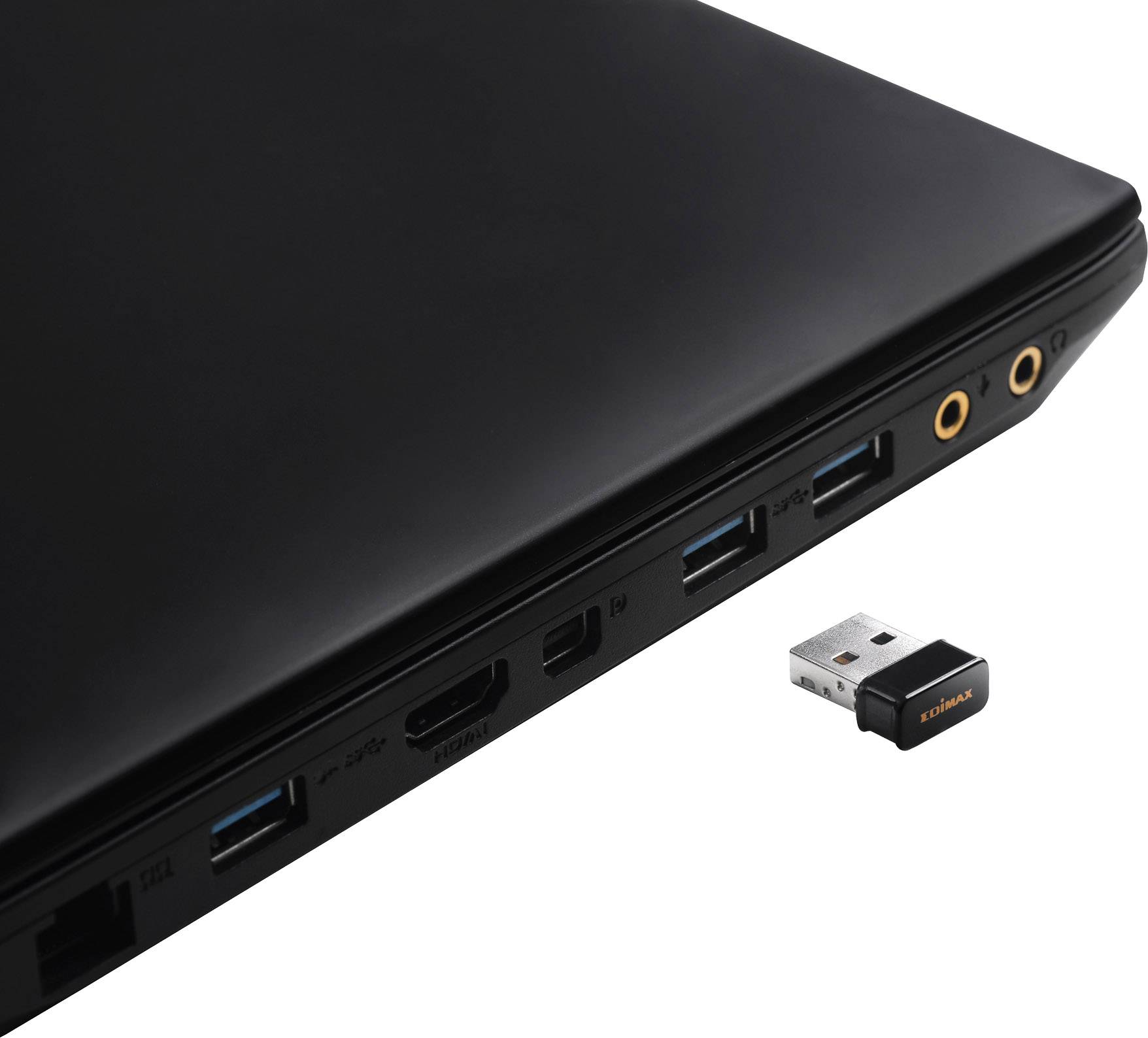 Ordinateur portable avec plusieurs ports sur le côté, comprenant USB, HDMI et Audio. Un adaptateur USB est posé à côté.