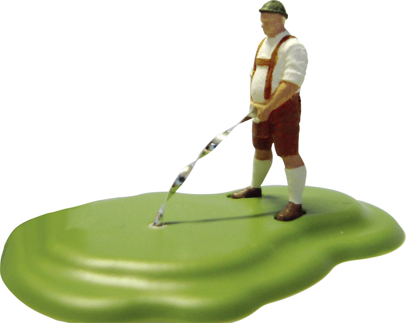 Une petite figurine portant un pantalon traditionnel en cuir se tient sur un sol vert et urine un mince filet d'eau.