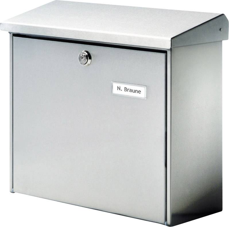 Une boîte aux lettres argentée avec une plaque nominative 'N. Braune' sur la façade. La boîte aux lettres est équipée d'une petite serrure en son centre supérieur.