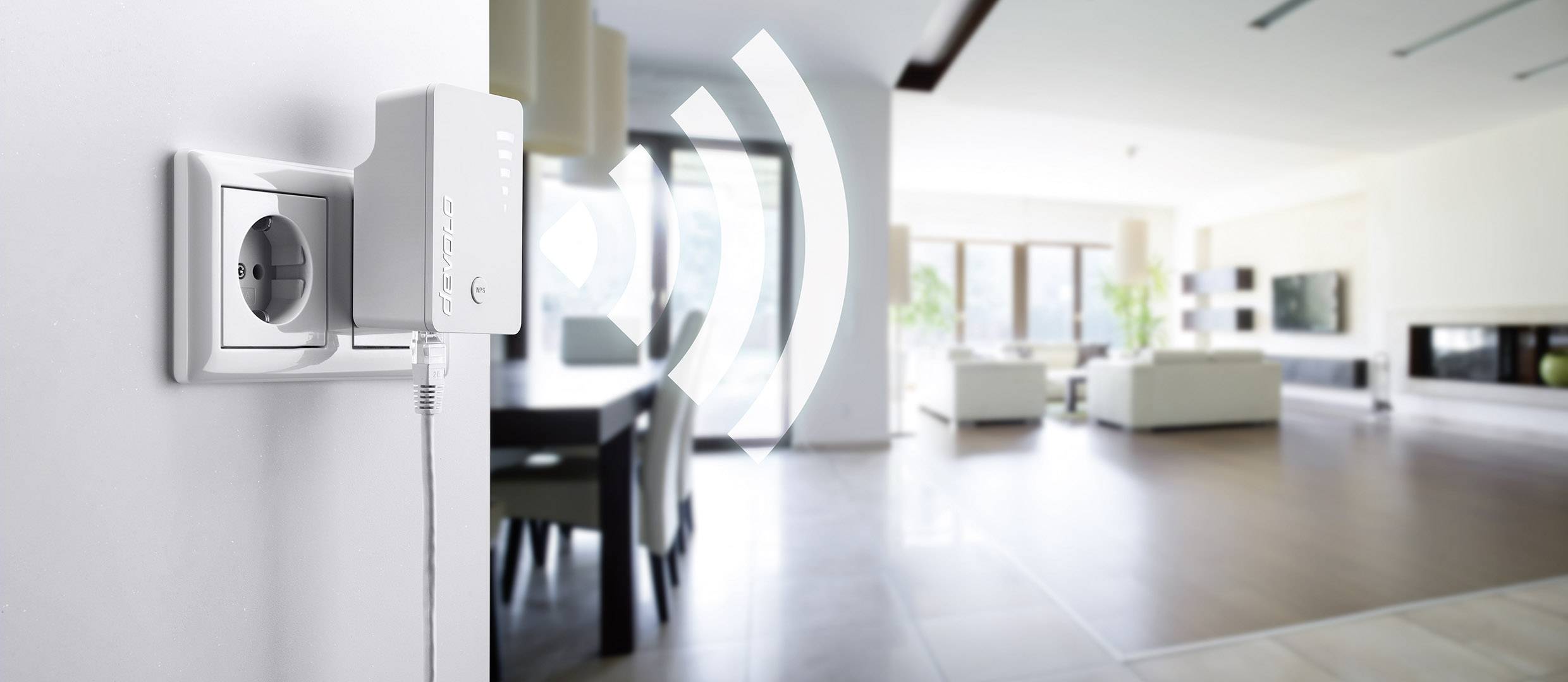 Amplificateur de signal Wi-Fi branché à une prise murale dans un salon moderne, améliorant la connexion internet sans fil dans toute la pièce.